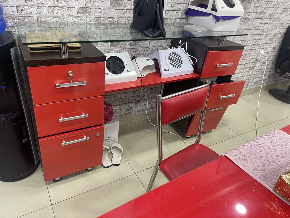 Продается комплект стол стулья и тумба акрыл