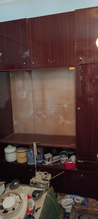 Старый сервант,  из хорошего материала