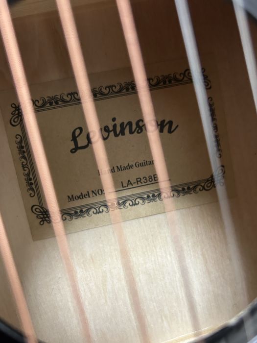 Продам гитару Levinson