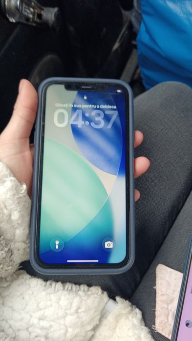 Vând iPhone 11 folosit o săptămână