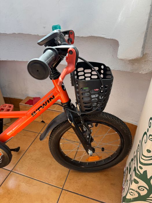 Bicicleta copii Btwin 16” inch, accesorizata cu vitezometru, claxon, cos depozitare si roti ajutatoare.