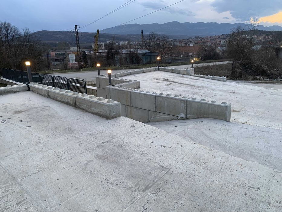 Бетонни блокове - взаимнозаключващи.