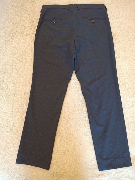 Pantaloni pentru dame, bleumarin în dungi, de la Mango