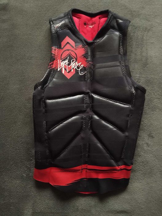 Протекторна жилетка за водни спортове Liquid Force.