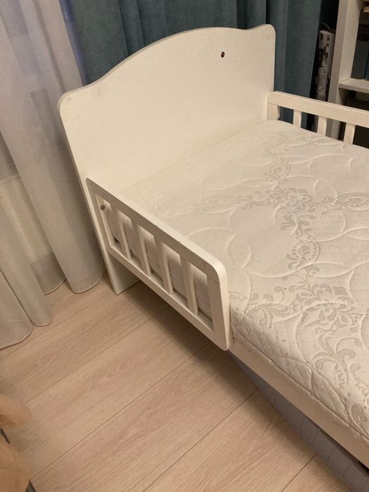 Детская кровать (с матрасом)