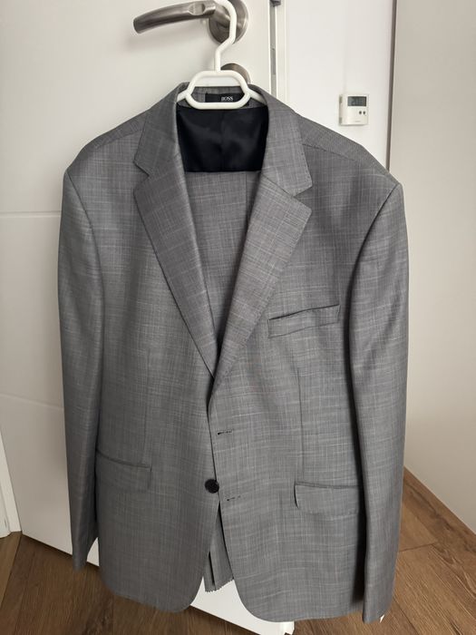 Vand Costum de barbati BOSS marimea 56 nou