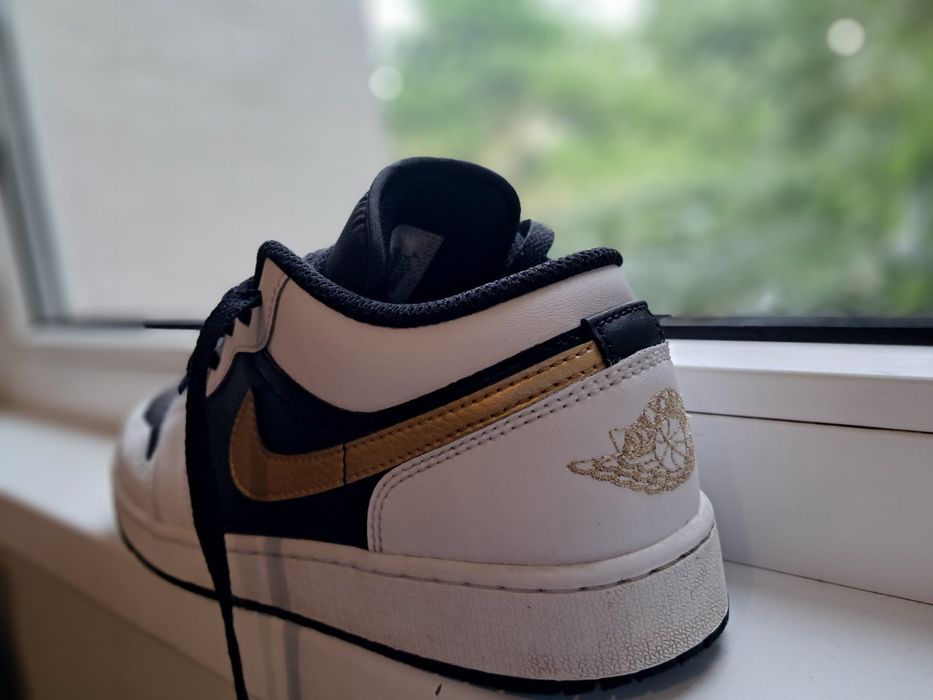 Jordan 1 Low gold