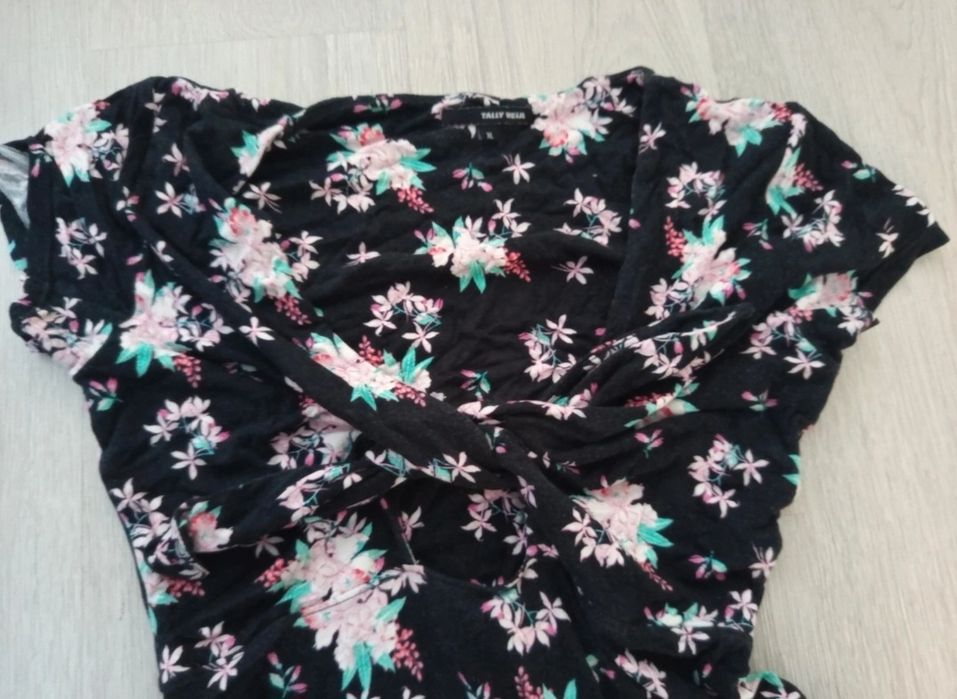 Rochie neagra cu imprimeu de flori oferta in descriere