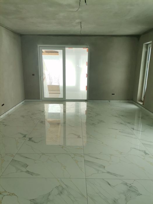 Execut :tencuiala mecanizata,gresie faianța