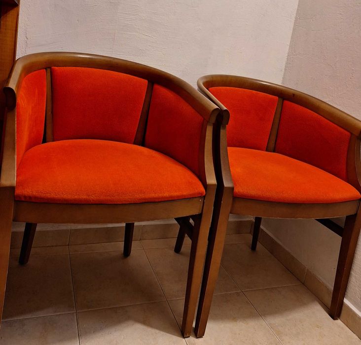 кресло , фотьойл. дъб, червена кадифена италианска дамаска.