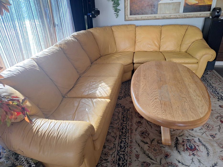 Ъглов неразтегателен диван и холна маса