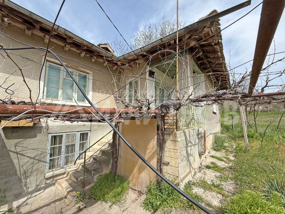 Продава автентична селска къща с кладенец в с. Памукчии, общ. Нови пазар (обл. Шумен).