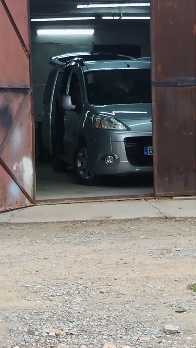 Продавам пежо партнер
