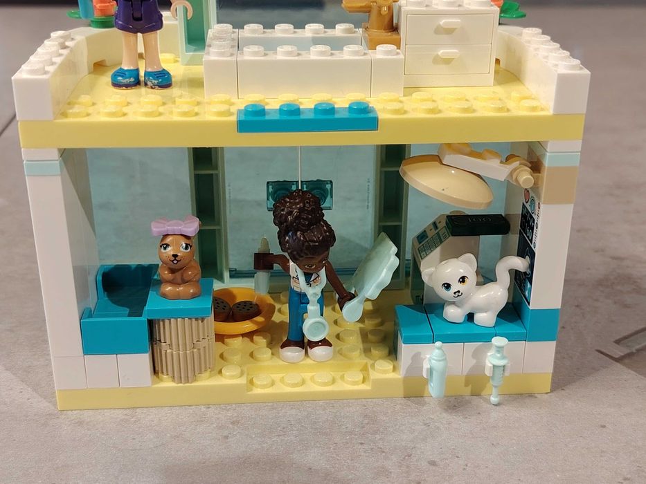 Lego Friends 41695 Clinica animalelor. Lego a fost construit o singura data si este ca nou.
