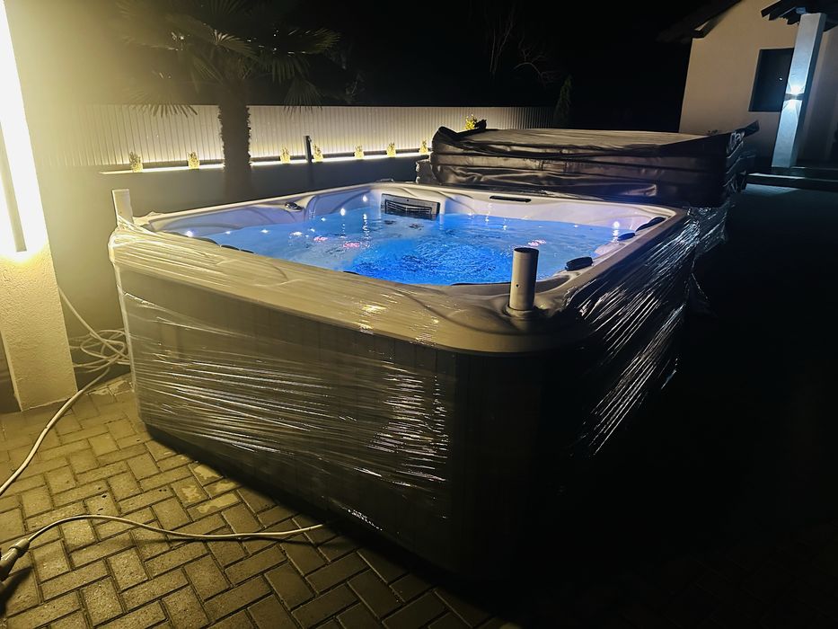 Jacuzzi exterior
