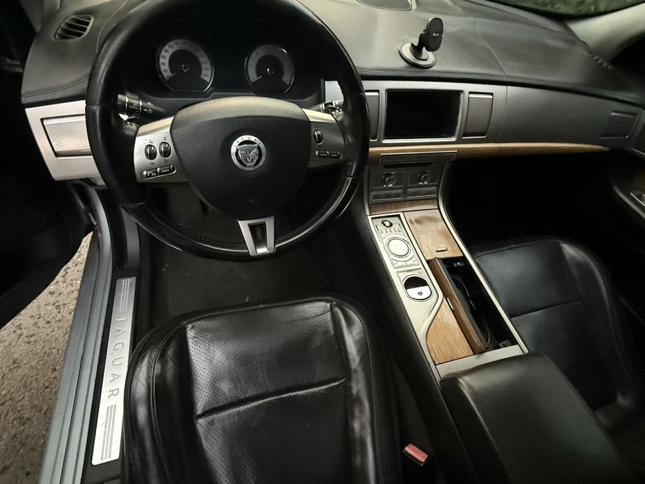 Vand Jaguar XF Luxury 2.7- 2008 model 2009