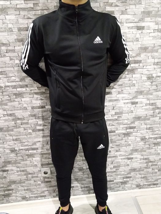 Спортен екип от памук или полиамид.