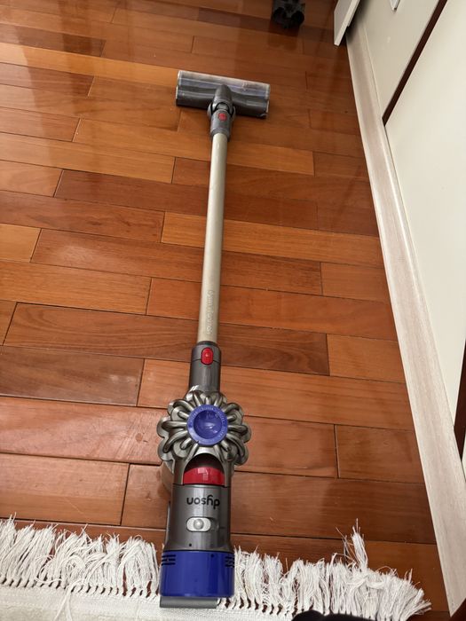 Срочно продам Пылесос dyson v8 animal +