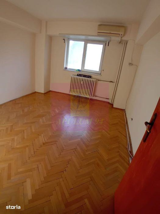 Vanzare apartament de 4 camere la Casa Poporului-stradal