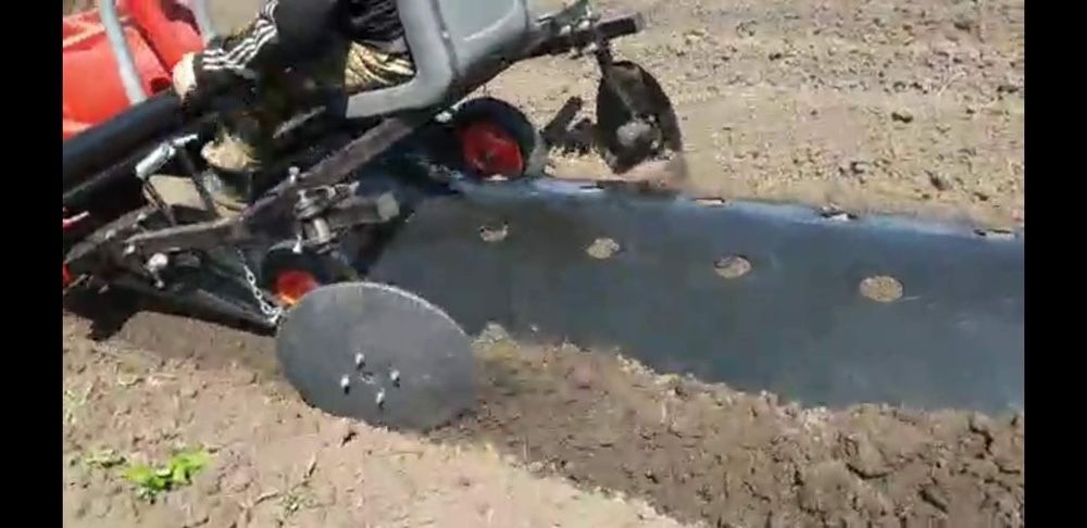 Грядообразователь, пленкоукладчик