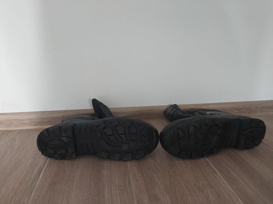 Vând bocanci de lucru