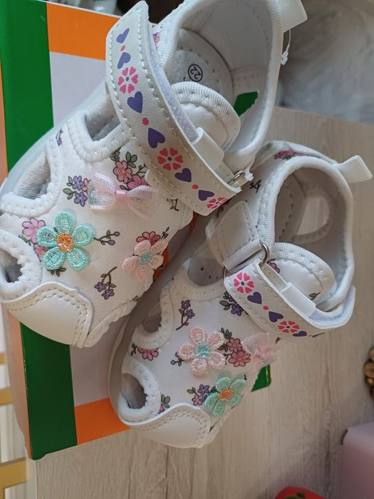 Продам детские босоножки