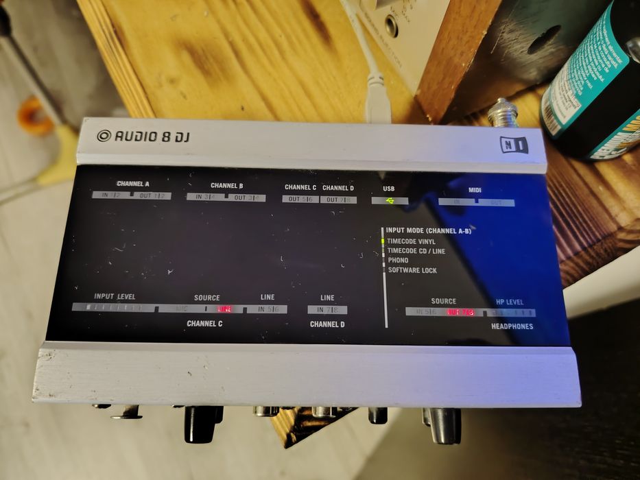 Native Instruments Audio 8 DJ
