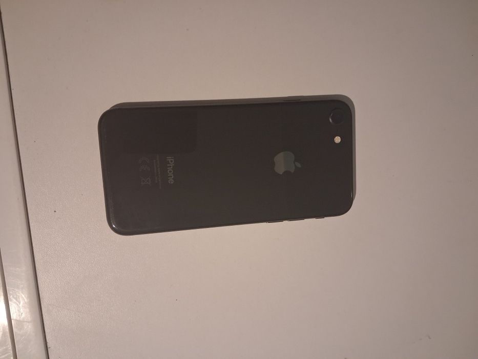 Vând iPhone 8 negru