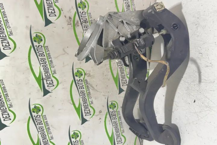 Pedala acceleratie BMW Seria 1 2006 118d MT (122 hp)