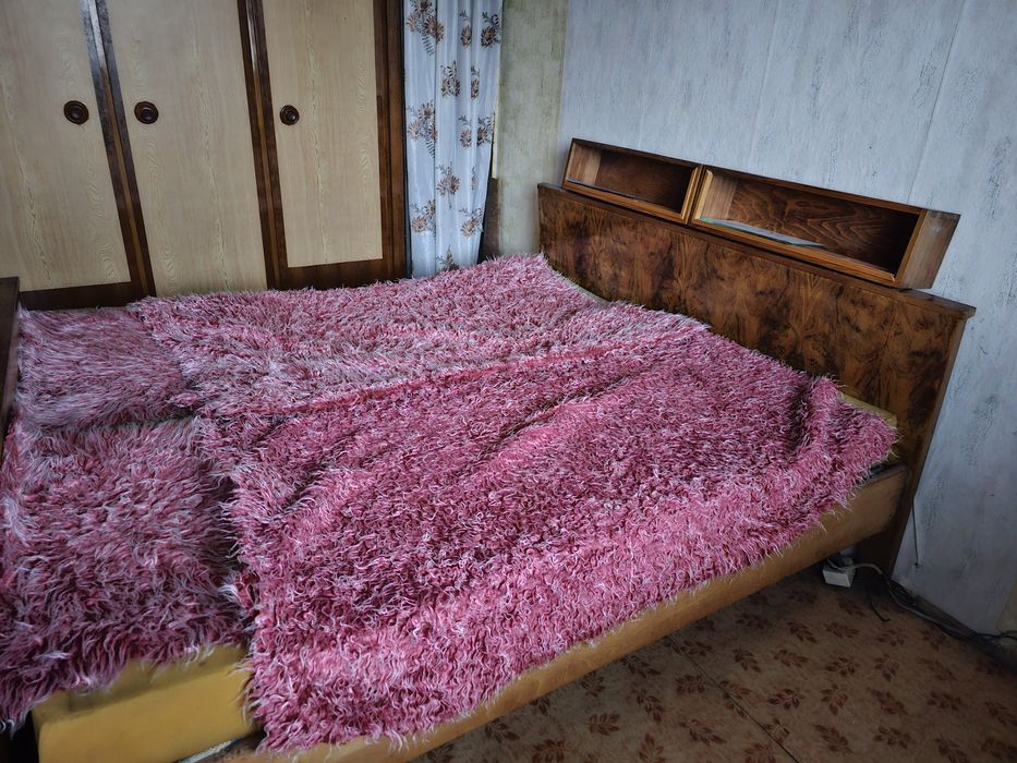 Продавам спалня и два гардероба от орех!