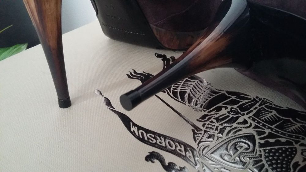 Botine Burberry 37.5 (nepurtate; in cutie)