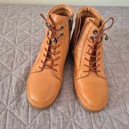 Номер 37,5 Нови дамски боти от естествена кожа