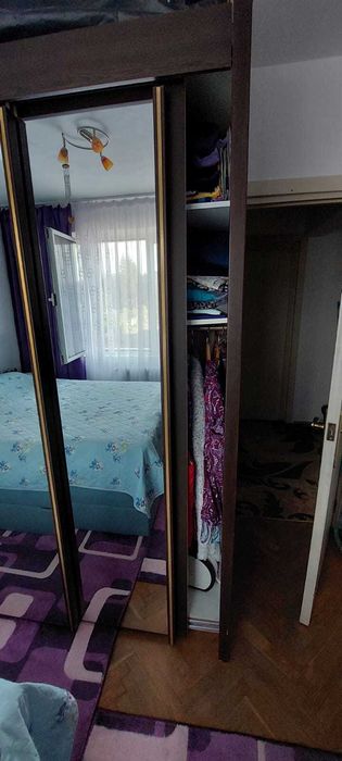 Dulap cu 3 usi glisante, cu oglinzi, pentru dormitor, fiecare separeu avand 2 polite + suport umerase, dimensiuni 2620x2195x645 mm, culoare mahagon