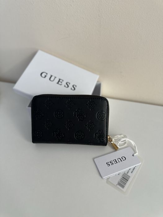Дамски портфейл Guess черно със златно