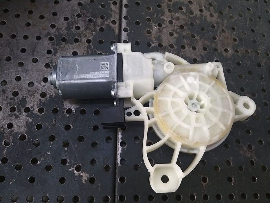 Motoras macara dreapta fata mercedes b class w247 a0009065706