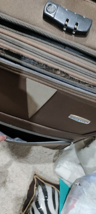 Большой чемодан.