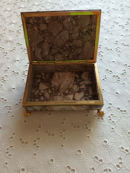 Мраморна кутия за бужута