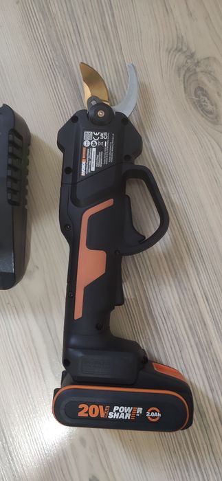 Vând foarfeca electrica Worx