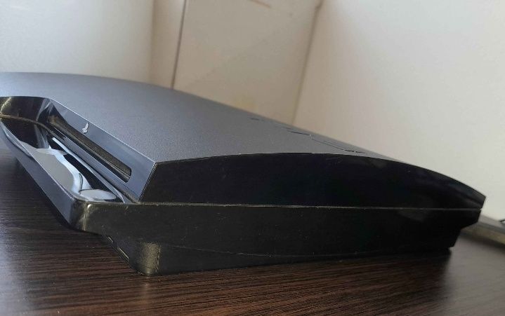 PlayStation 3 +5 jocuri + 2 controllere – pachet complet!