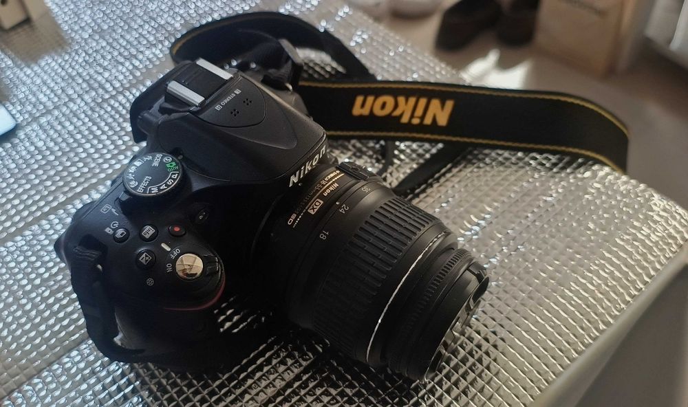 Nikon  D5200  + obiectiv 18-55mm