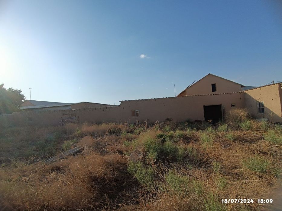 Uchastka sotiladi 6 sotix molxona yemxona somonxona tomchasi bor