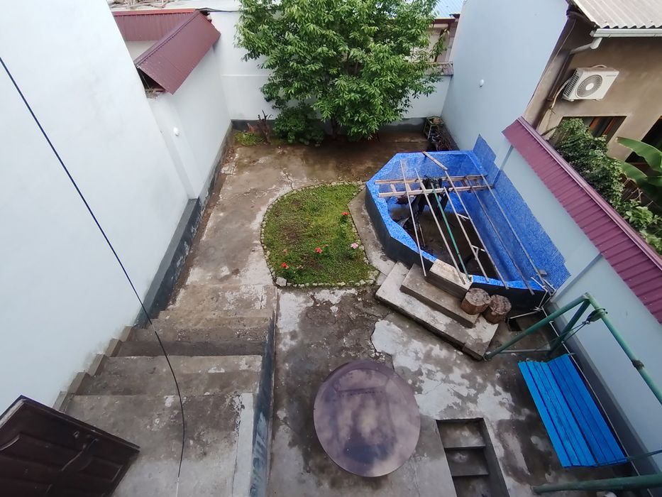 Двухэтажный дом, участок