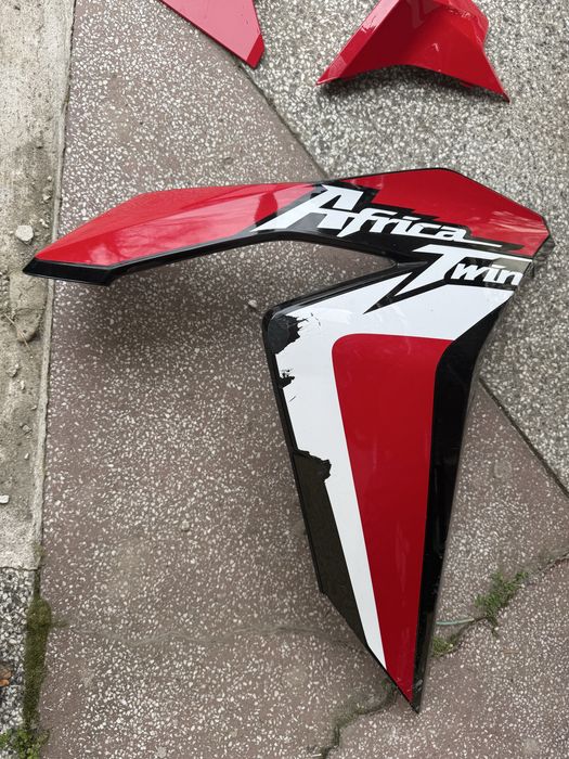Продавам десни пластмаси за Honda africa twin 1100 2020