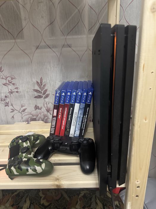 PlayStation 4 pro, две геймпала игры и подписка
