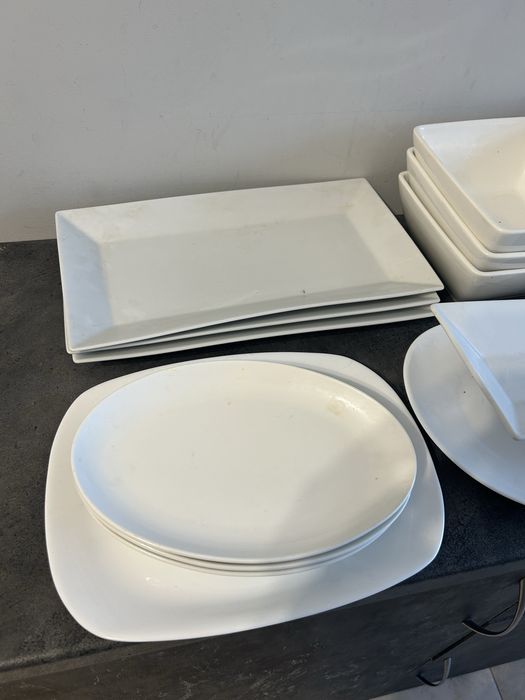 Порцеланови чинии и купички