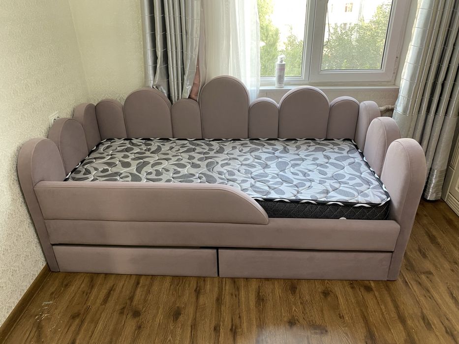 Кровать детская с двумя выдвижными ящиками