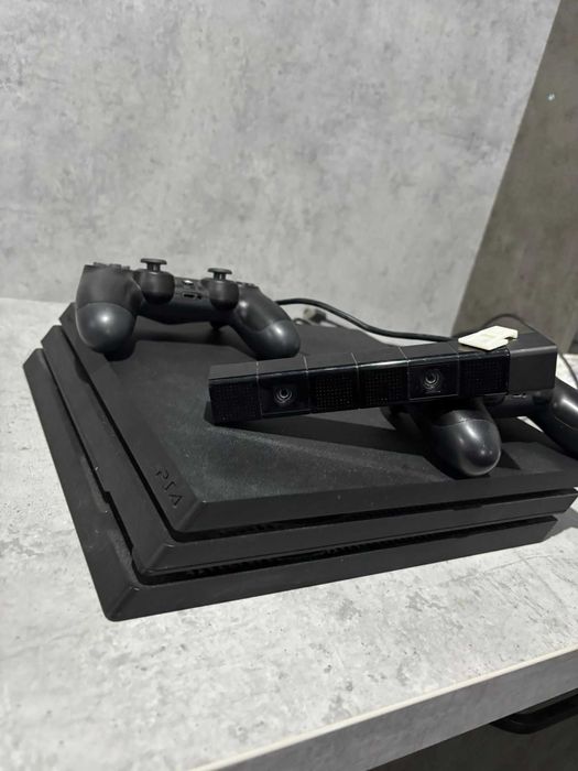 PlayStation 4 Pro 1TB + 2 controllere + Motion Sensor (PS Camera)