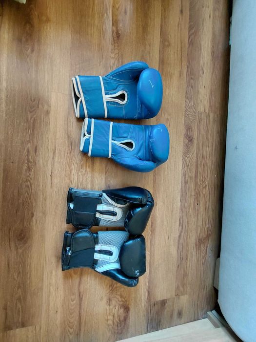 Два чифта боксови ръкавици и каска