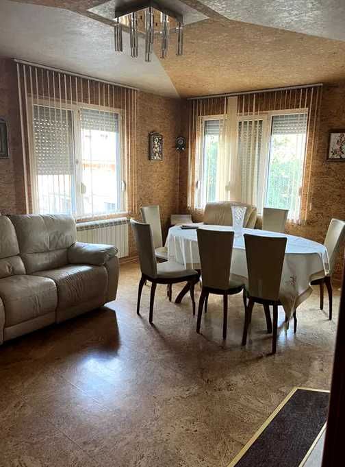 Дава се под наем Тристаен апартамент в Пловдив, Център - 120 кв.м за 475 € - Снимка #1