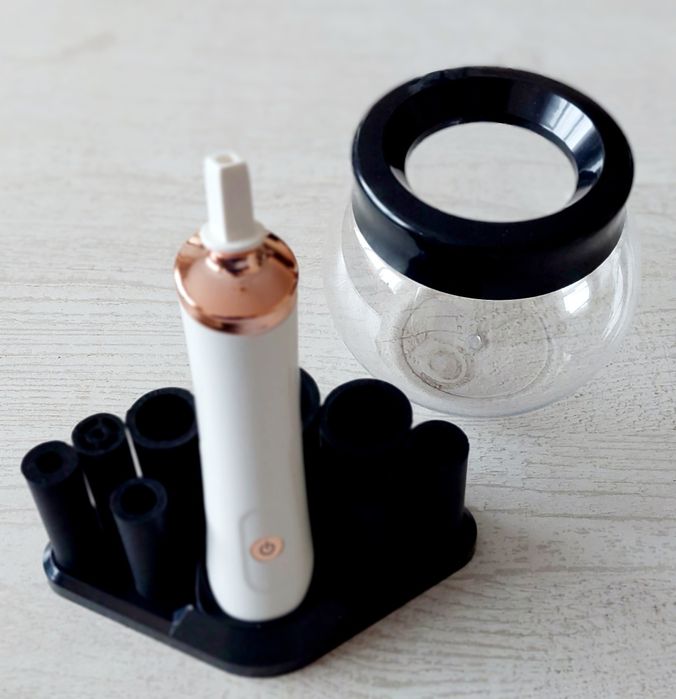 Електрическа машинка за почистване на четки за грим